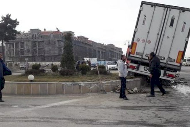    Qubada TIR qəza törətdi: Yaralı var - Fotolar   