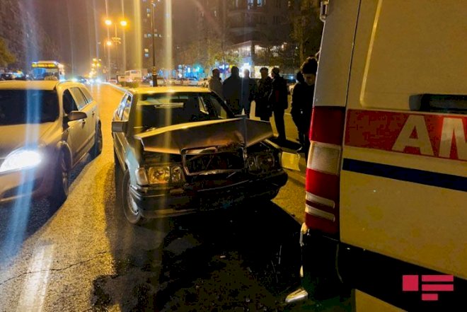    Bakıda xəstə aparan ambulans qəzaya düşdü -   Fotolar