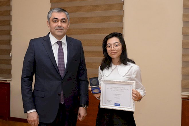    Nazir dünya üçüncüsü olan şagirdə medalını təqdim etdi   
