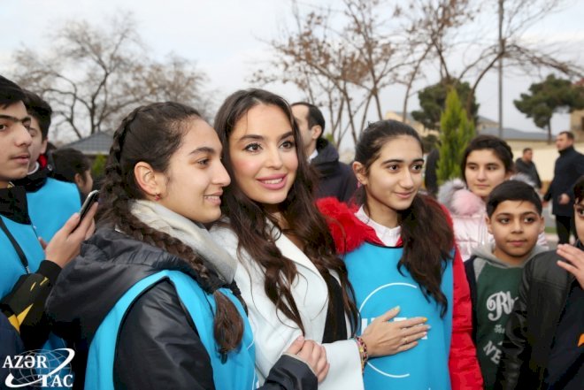    Leyla Əliyeva abadlaşdırılan növbəti həyətin açılışında -   Fotolar