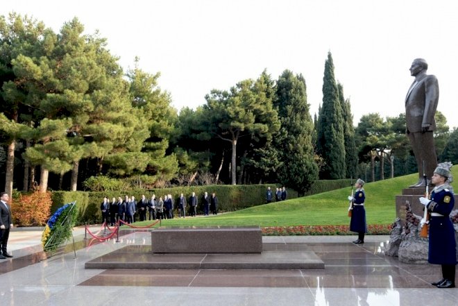   Zelenski Heydər Əliyevin məzarını ziyarət etdi - Foto   