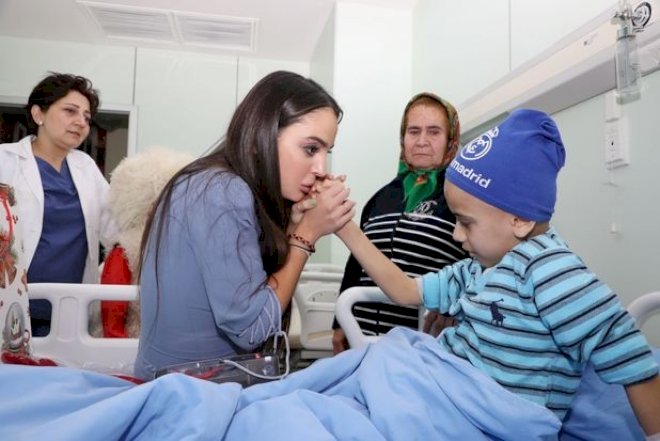    Leyla Əliyeva onkoloji xəstəlikdən əziyyət çəkən uşaqları ziyarət etdi - Fotolar   