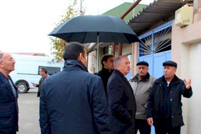    İcra başçısı başına çətir tutdurdu – Tənqid olundu   