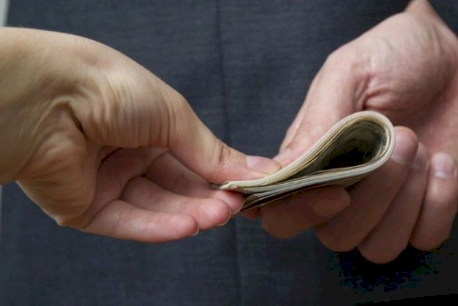   Daha bir məmur saxlanıldı -   Azərbaycanlıdan rüşvət alıb