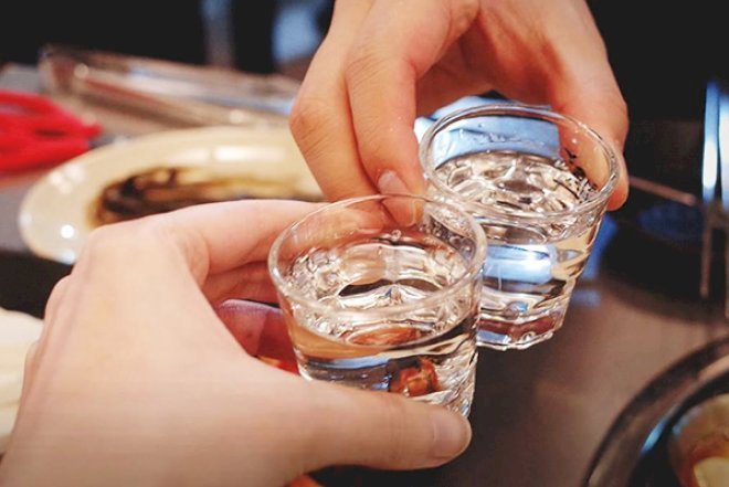    Bakıdakı bu restoranlarda yeyib-içənlər zəhərləndi, biri öldü   