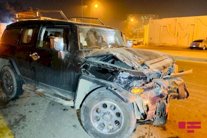    Binəqədidə “Toyota” istinad divarına çırpıldı - Fotolar   