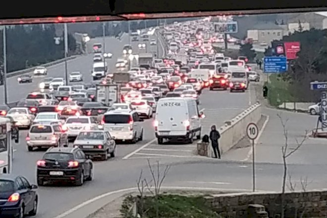    Bakı-Sumqayıt yolunda böyük tıxac yarandı   