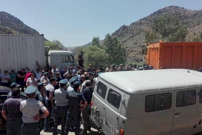    Qarabağda öldürülən əsgərin qohumları yolu bağlayıblar   