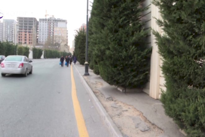    Bakının bu ərazisində səki olsa da, piyadalar yolun hərəkət hissəsi ilə gedirlər -   Video