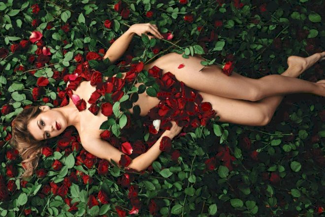    Yeni il üçün soyunub kamera qarşısına keçdilər - Fotolar   