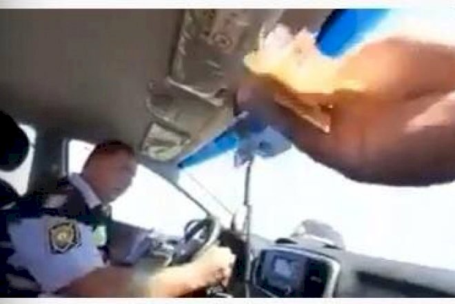    Azərbaycanda rüşvət alan yol polisinin videosunu yaydılar -   “Hər maşına 10 manat”
