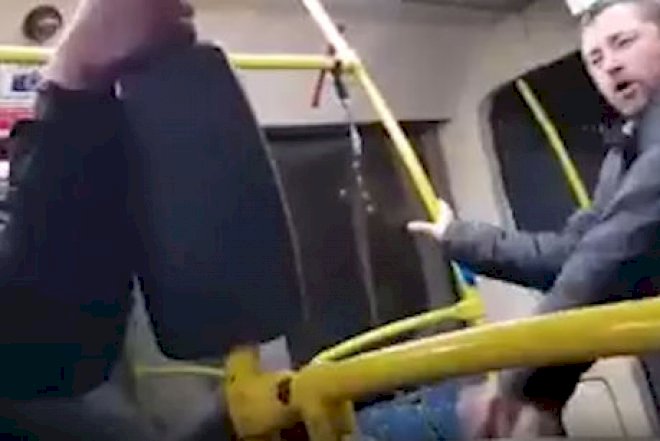    Avtobusda kişini bıçaqladılar -   Hadisə anbaan kamerada