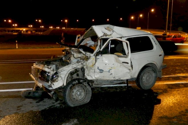    Oğuzda “Niva“ ağaca çırpıldı, sürücü xəstəxanaya yerləşdirildi   