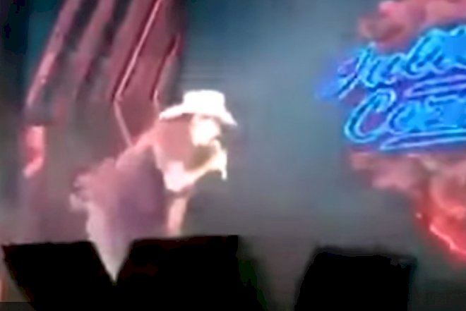    Tanınmış müğənni səhnədə mahnı oxuya-oxuya öldü -   Video