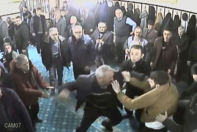    Məsciddə namaz qılan şəxslər arasında kütləvi dava -   Polis müdaxilə etdi - Video