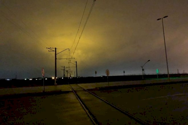    Bakıda təcili yardım avtomobili qatarla toqquşdu - Yaralılar var   