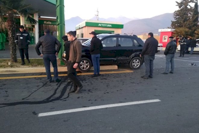    İki avtomobil toqquşdu - Biri yanacaq doldurma məntəqəsinə çırpıldı - Foto   
