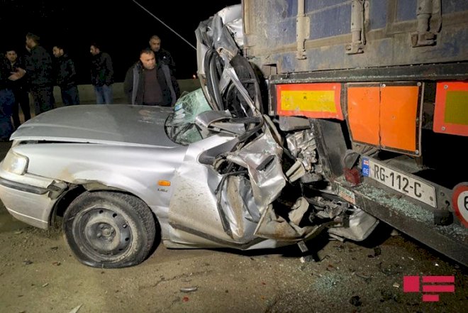    Qaradağda təkəri qırılan minik avtomobili yük maşınına çırpıldı - Fotolar   