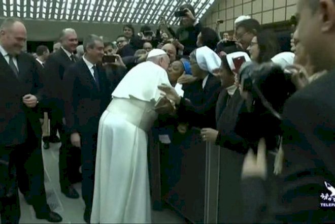    Roma Papası bu dəfə rahibəni öpdü - Video   