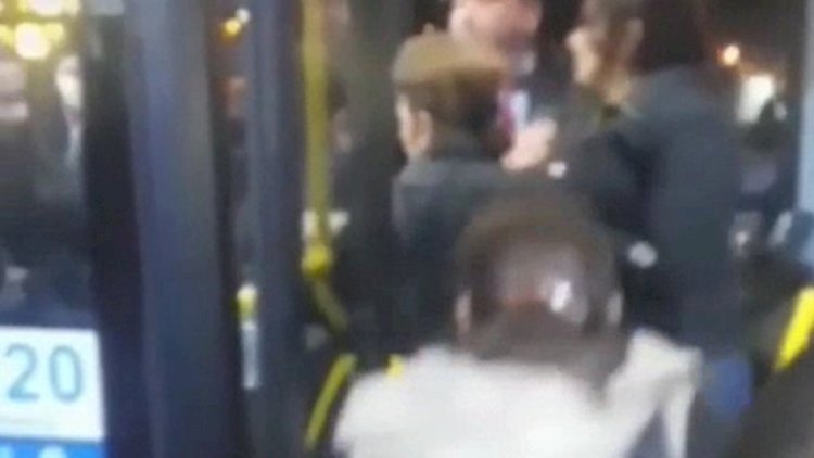    Bakıda avtobusda qadınlar “bir-birini qırdı” - Video   