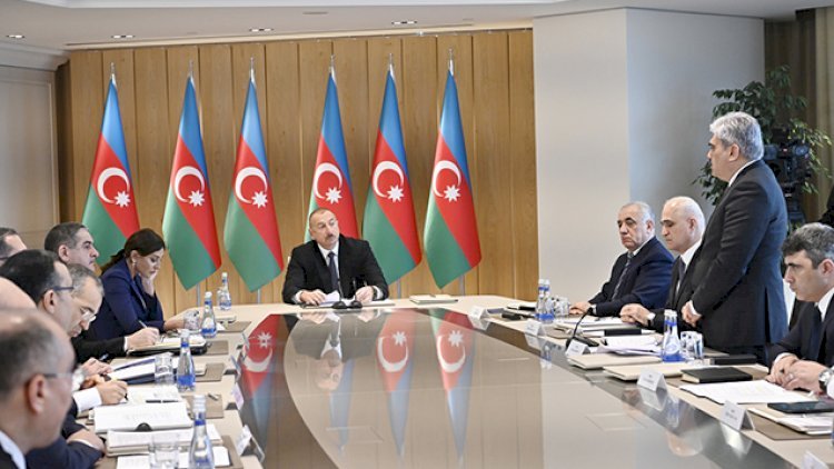    “Mən sadə sual verirəm, sən başlayırsan leksiya oxumağa” - Prezident nazirə irad tutdu - Video   