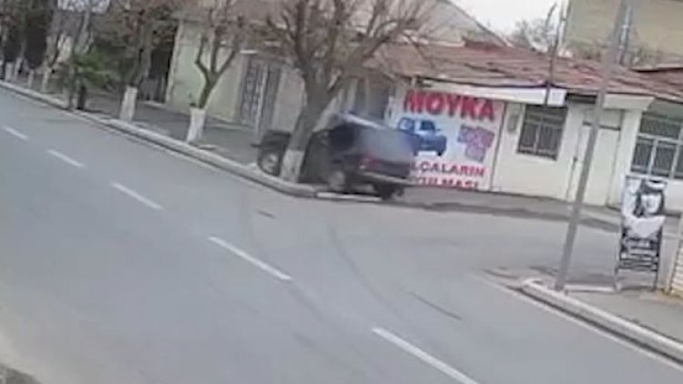    Gəncədə “Niva” ağaca çırpıldı, 16 yaşlı sürücü öldü -   ANBAAN VİDEO