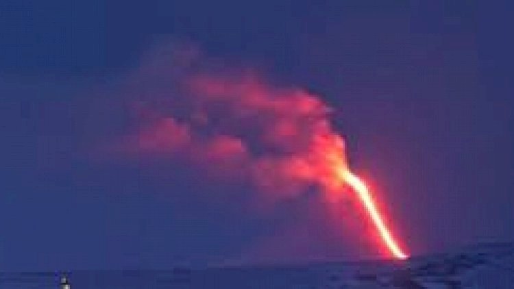   Vulkanın külləri 9 kilometr yüksəkliyə çatdı, uçuşlara qadağa qoyuldu - Video   