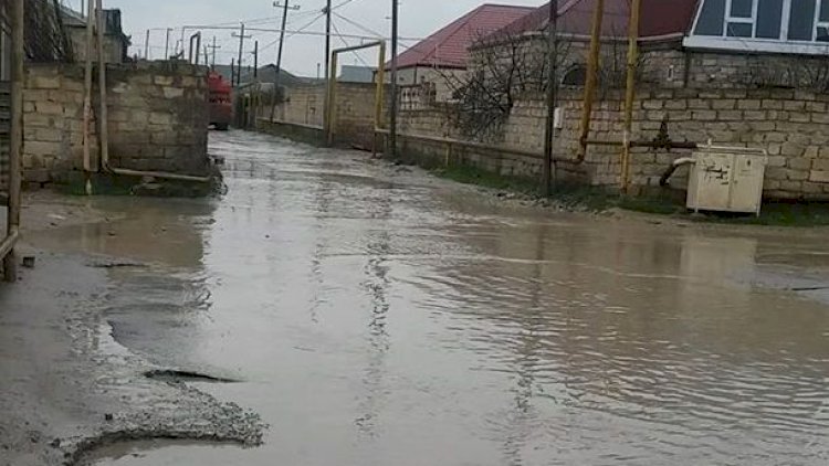    Gölməçəyə dönmüş yollar, zibil problemi - Binə qəsəbəsindən şikayət - Foto   