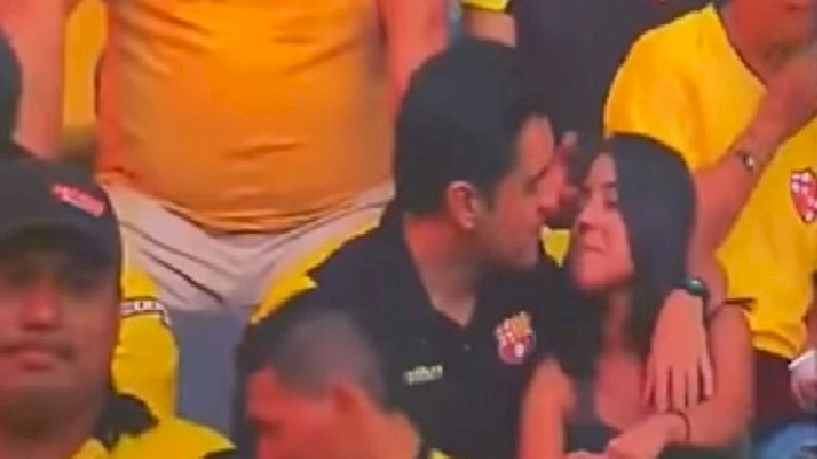   Canlı yayımda xanımına xəyanət edərkən görüntüləndi, ara qarışdı - Video   