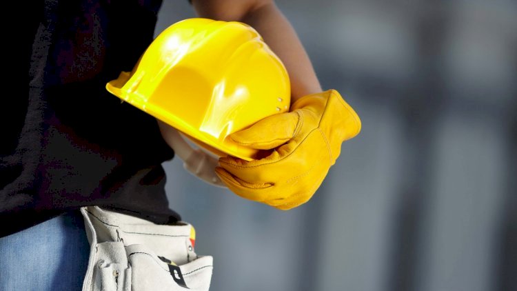    Bakıda 22 yaşlı fəhlə liftlə tavan arasında qalıb öldü   