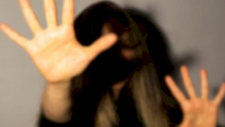    Polis qadın ayaqyolunda serjantla tutuldu, ara qarışdı - Foto   