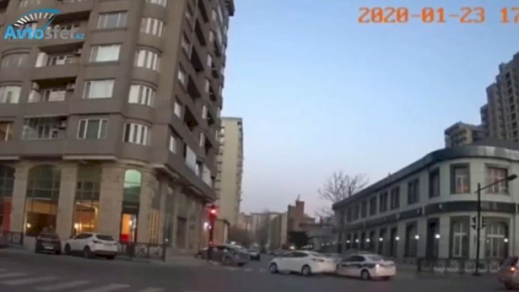    Qırmızıdan keçən “Hyundai” polis maşını ilə belə toqquşdu - Bakıda - Video   