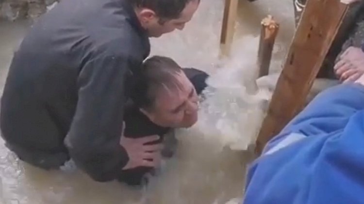    Sosial şəbəkədə yayılan bu görüntülərə görə “Azərsu”nu “yıxıb sürüdülər” - Video   