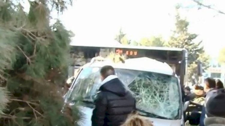    Sumqayıtda marşrut avtobusu qəzaya düşdü - Xəsarət alan var - Foto   