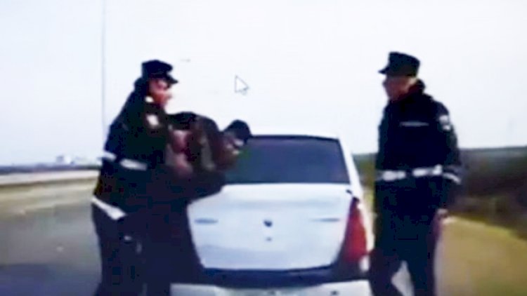    Azərbaycanda sürücü yol polislərinə bıçaqla belə hücum etdi -   ANBAAN VİDEO