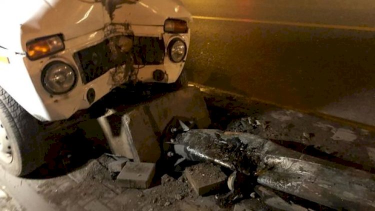    Bakıda “Niva“ işıq dirəyinə çırpıldı, xəsarət alan var - Fotolar   