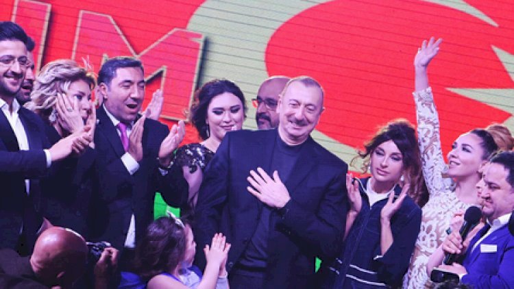    Azərbaycanda inqilabdır, lakin heç bir qarışıqlıq və zorakılıq yoxdur...   