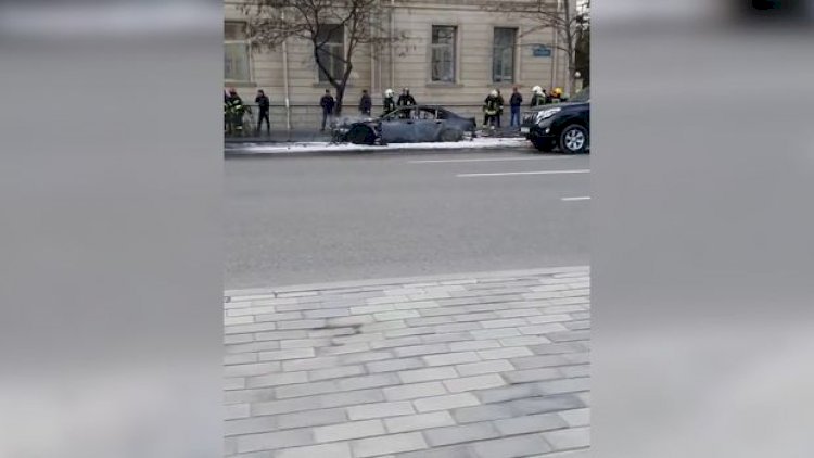    Bakıda maşın yanıb külə döndü - Video   
