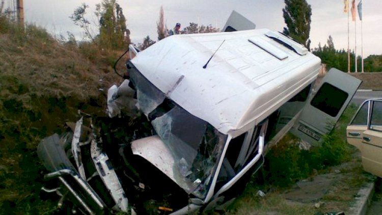    Bakıda mikroavtobus aşdı - Video   