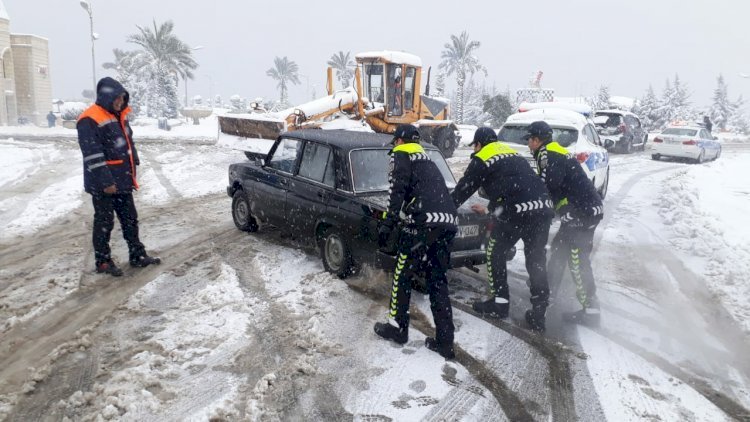    Polislər sürücülərin köməyinə çatdı – Fotolar   