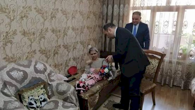    Deputat yataq xəstəsi olan seçicisini təbrik edib - Foto   
