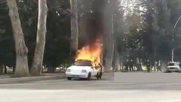    Qarabağ əlili icra hakimiyyətinin qarşısında avtomobilini yandırdı - Video   