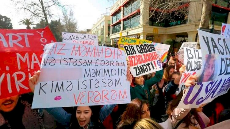    Bu plakatı qaldıran qız özünü binadan atdı   