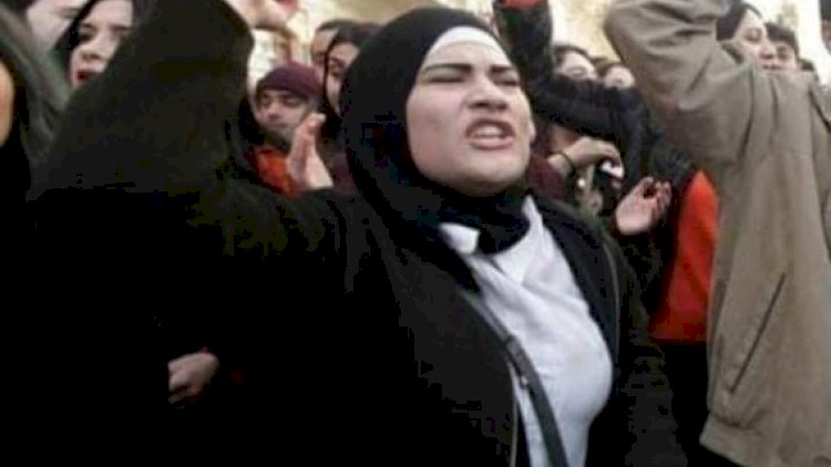    Feminist aksiyasında iştirak edən hicablı qız dayısı tərəfindən döyüldü   