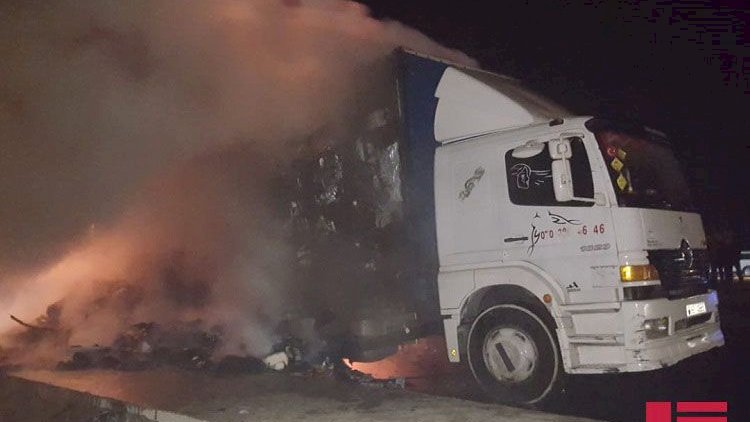    Bakı-Qazax yolunda yük maşını yandı, yol bağlandı - Fotolar   
