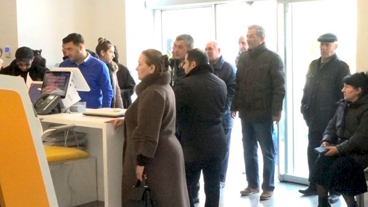    Bakıda dollar ajiotajı - Banklardan reportaj   