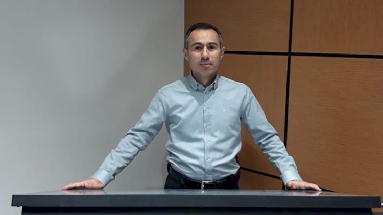    Müəllim boş auditoriyaya mühazirə oxudu   - Foto