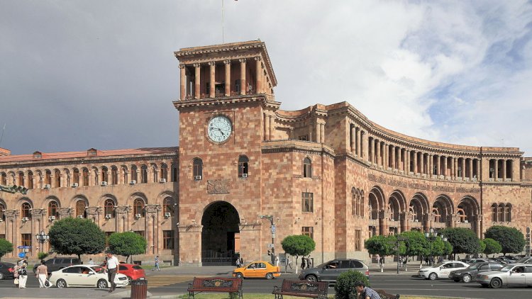    Ermənistanda hökumət binası yandı   