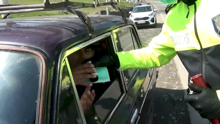   DYP-dən maraqlı aksiya: Sürücülərə tibbi spirt verildi - Fotolar   