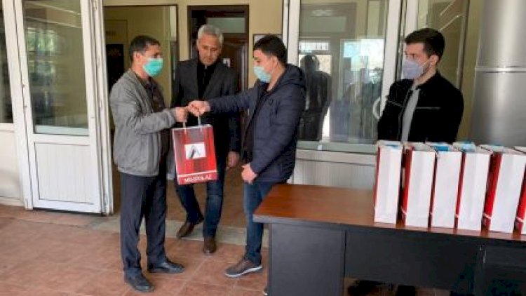    Jurnalistlər Binəqədi qəsəbəsində koronavirus əleyhinə məhlullar payladılar   - Foto 